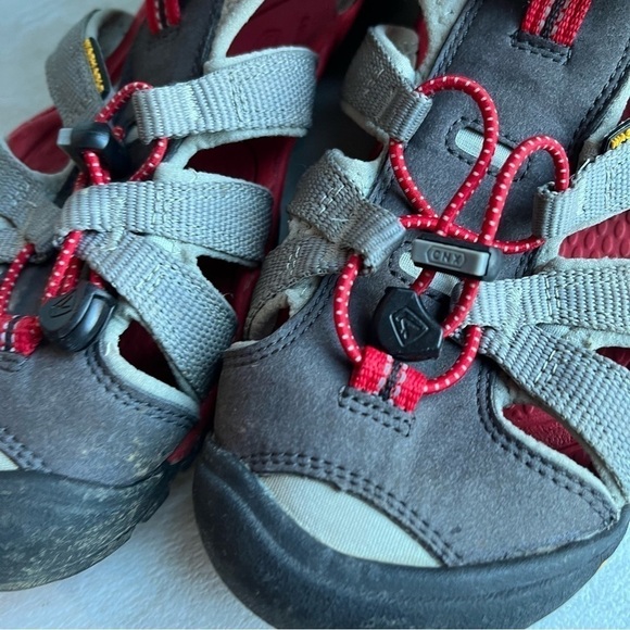 ** Keen Newport H2 Sport Red Gray Black Sandals Mens 6 Womens 7.5